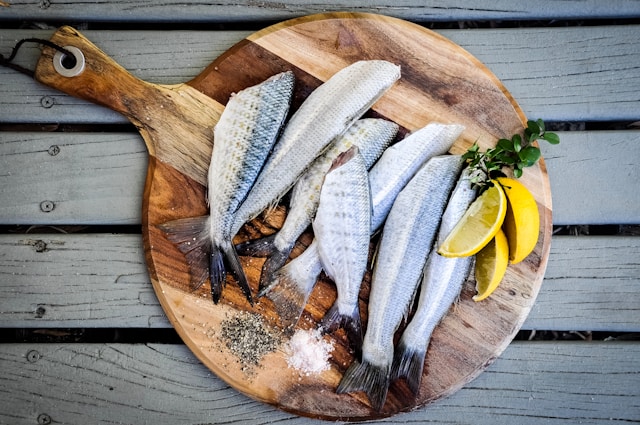 Az omega-3 zsírsavak kiváló forrásai a zsíros halak